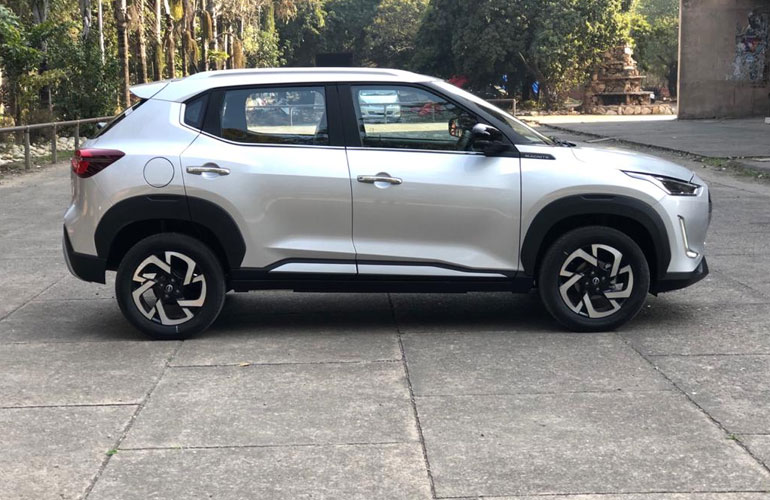 nissan magnite xv silver